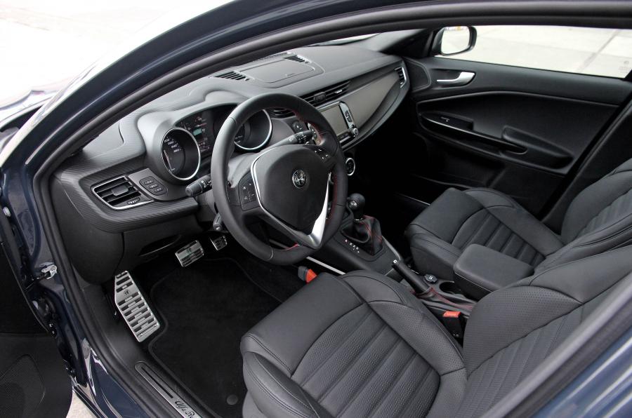 Интерьер Alfa Romeo Giulietta Veloce Pack 2016 года  (фото 27 из 27)